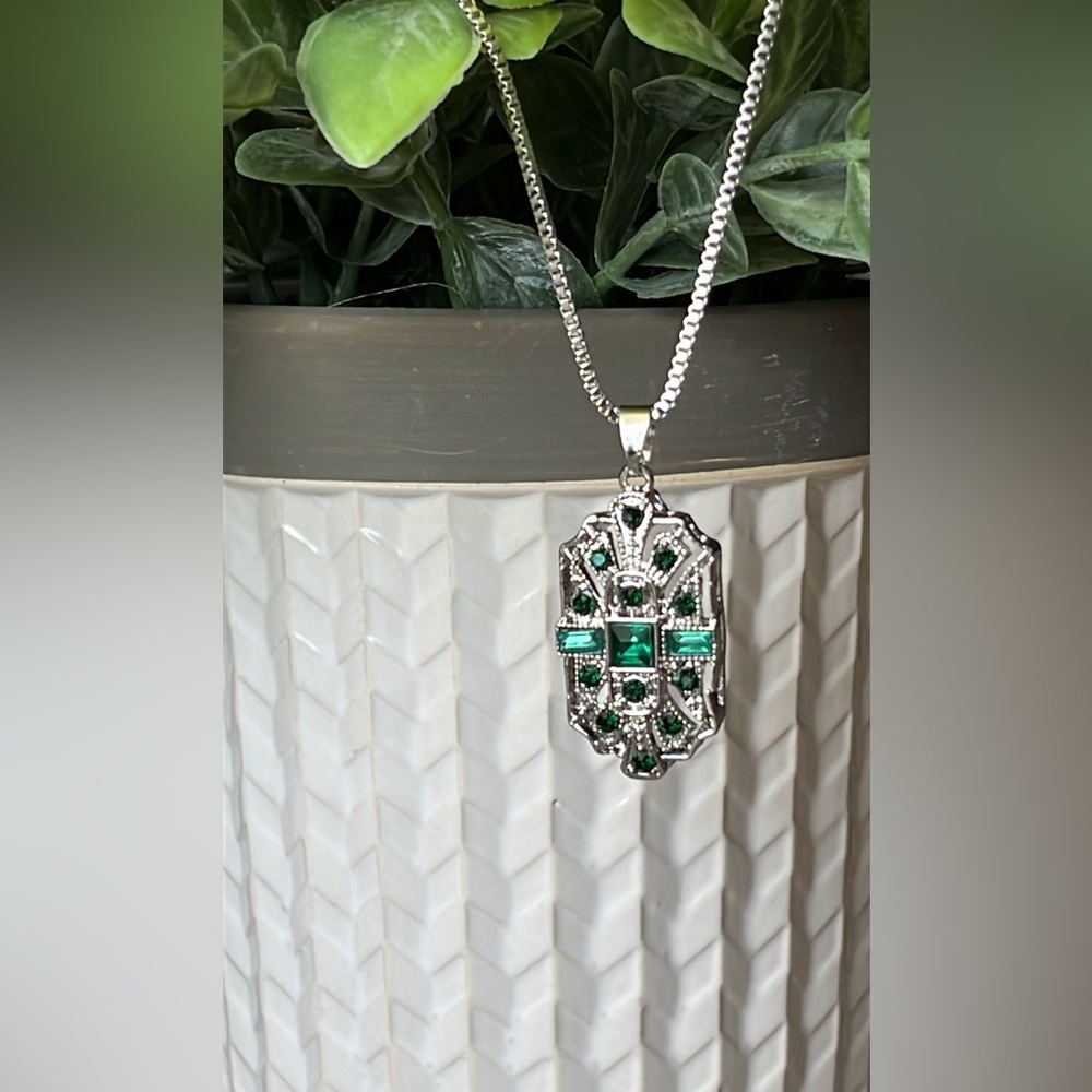 Princess Cut Silver Tone Green Cubic Zirconia Pendant Necklace ๐ฟ๐๐ฟ - Picture 5 of 6